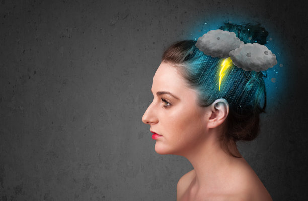 年轻女孩有雷暴闪电头痛图片下载