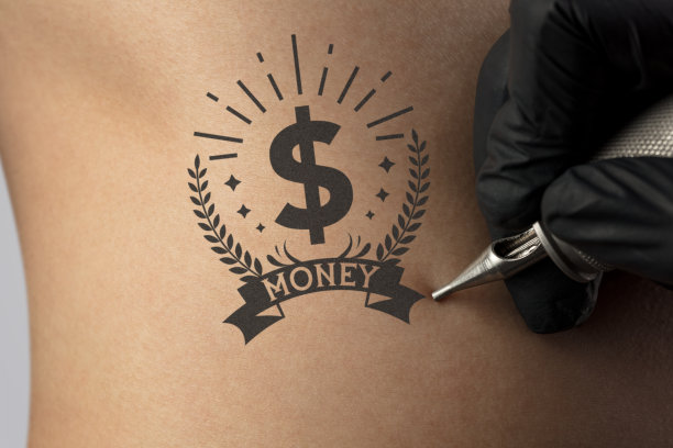 在裸背上纹钱和货币概念图片下载