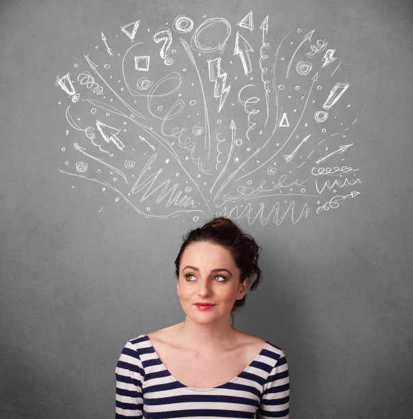 年轻女子在思考，她的头上画着箭头图片下载