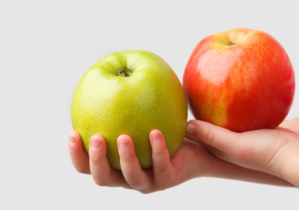 孩子手中的苹果图片下载