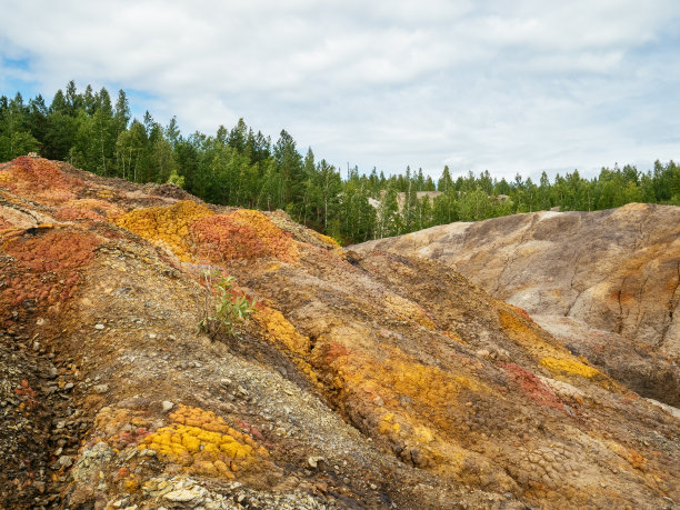 耐火粘土的沉积。有不同颜色粘土的大型采石场图片下载