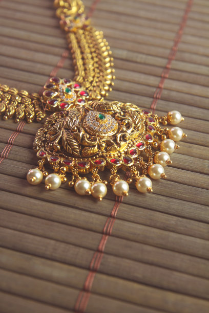 古董金项链与孔雀设计图片下载