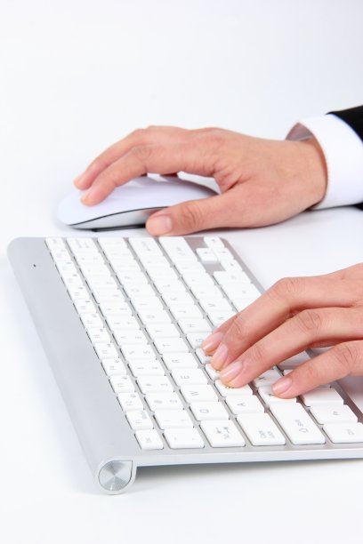 女人的手在白色背景上使用电脑图片下载