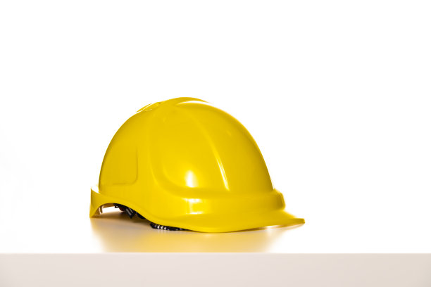 白色背景上的黄色头盔图片下载