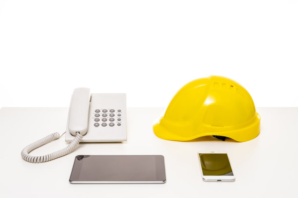 白色背景上的手机、平板电脑头盔和电话图片下载