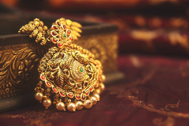 古董金项链与孔雀设计图片下载