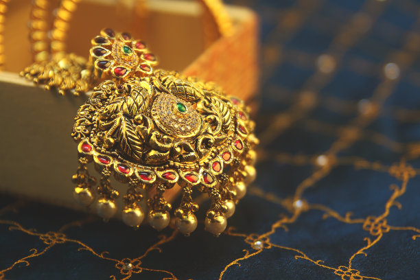 古董金项链与孔雀设计图片下载