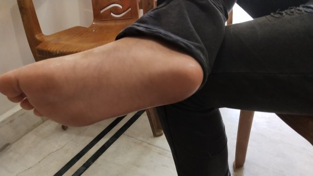 一个赤脚的印度小男孩专注于他的家庭作业图片下载