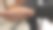 一个赤脚的印度小男孩专注于他的家庭作业图片下载