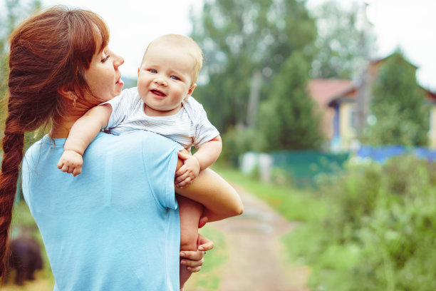 妈妈拥抱她的女儿在大自然中图片下载