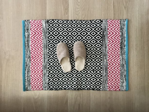 地毯上的拖鞋图片下载