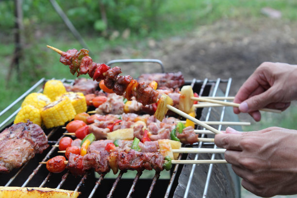烧烤泰国街头小吃，在户外吃在一个幸福的家庭。图片下载