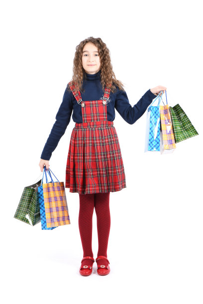 儿童与包装方格纹理隔离在白色背景。女孩喜欢在打折季购物。节日礼物,购物。图片下载