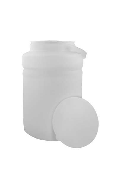 塑料桶酸奶和食品隔离在白色背景。图片下载