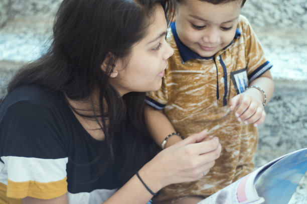 教小孩的女孩图片下载