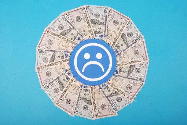 从钱的万花筒上露出笑脸。图片下载