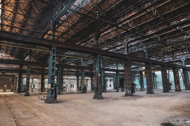 废弃的大厅在一个肮脏的旧工厂。图片下载