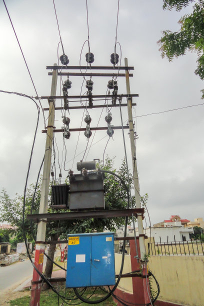 用于供电和升压电流的电杆和变压器图片下载