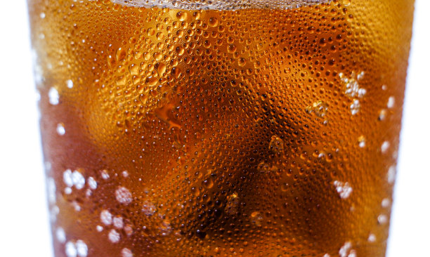 特写可乐杯与水滴和泡沫的纹理图片下载