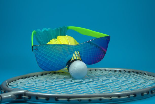 彩色羽毛球配太阳镜图片下载