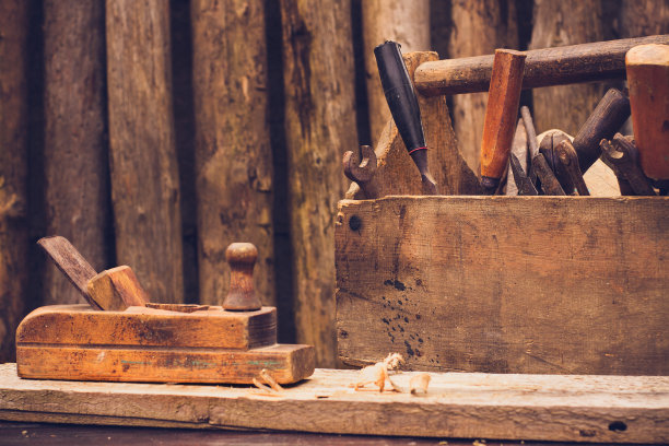 旧刨床和一盒工具图片下载