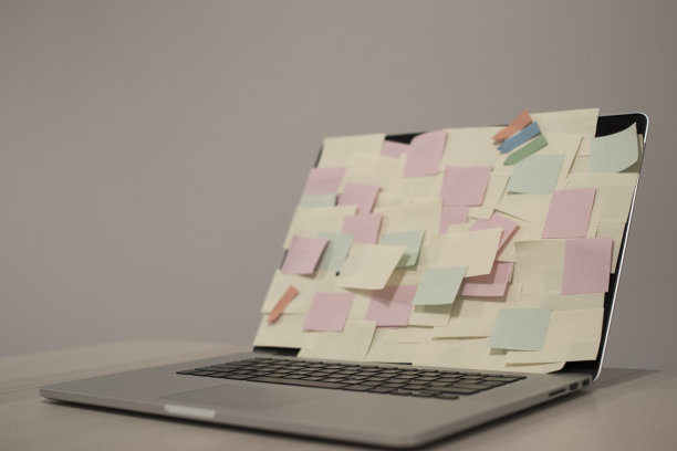 笔记本电脑屏幕上覆盖着不干胶笔记图片下载