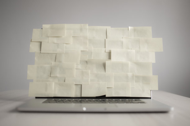 笔记本电脑屏幕上覆盖着不干胶笔记图片下载