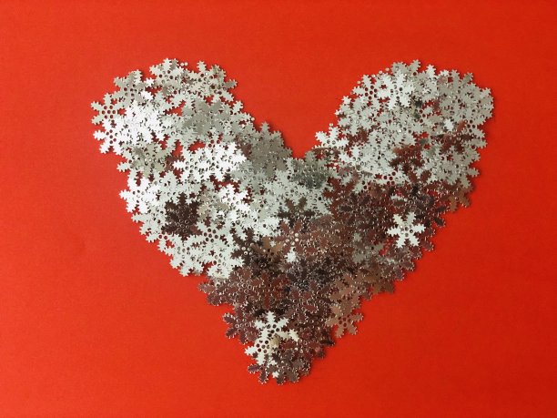 情人节的象征。红色背景上的银心。卡片的布局图片下载