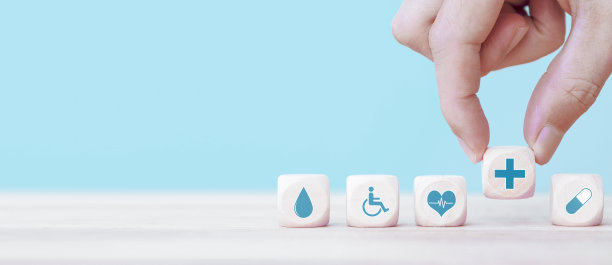 手选择一个表情图标医疗保健医疗符号上的木块，医疗保健和医疗保险的概念图片下载