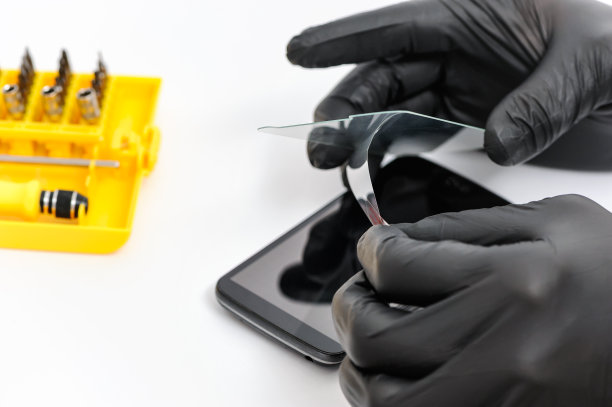 在智能phon的屏幕上安装保护玻璃图片下载