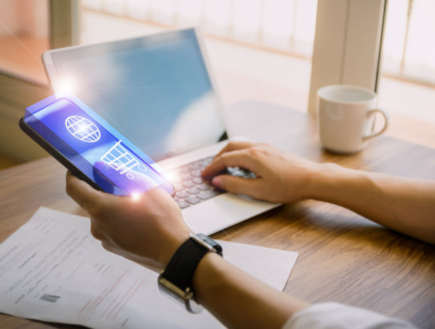 女人在网上购物，购买智能手机技术图片下载