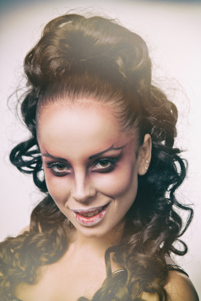 一个年轻女人在舞台化妆在万圣节前夕的工作室肖像图片下载