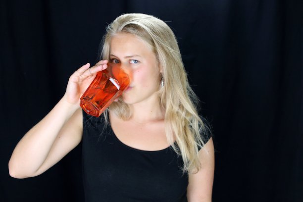 美丽的女孩喝水图片下载