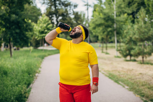超重男子喝水图片下载