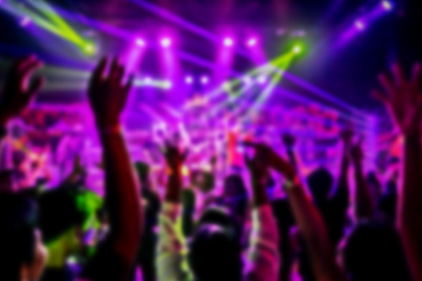 模糊的剪影和灯光在俱乐部派对。夜生活和迪斯科概念。图片下载