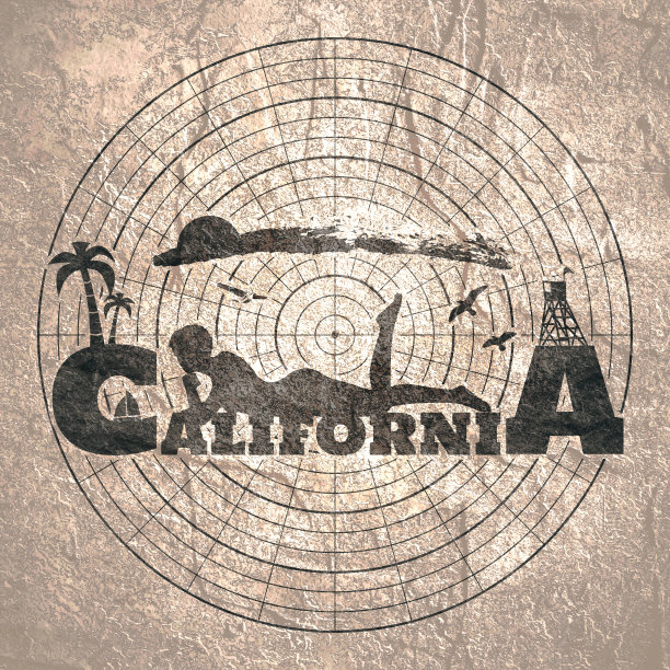 年轻女子在海滩上晒日光浴。图片下载