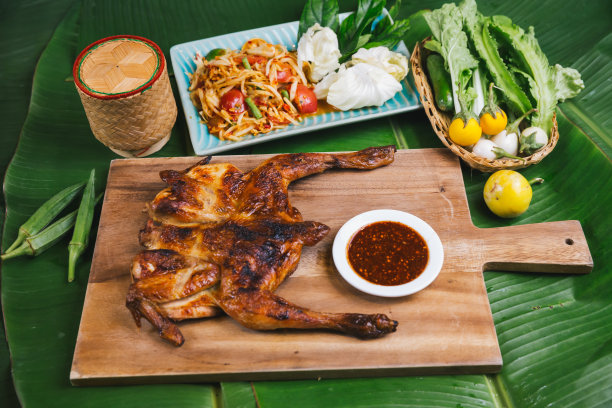 东南亚和东亚:典型的亚洲食物，烤鸡配木瓜沙拉盘，泰式东北风味原味。街头食品亚洲图片下载