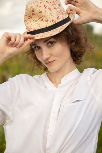 戴帽子的美女图片下载