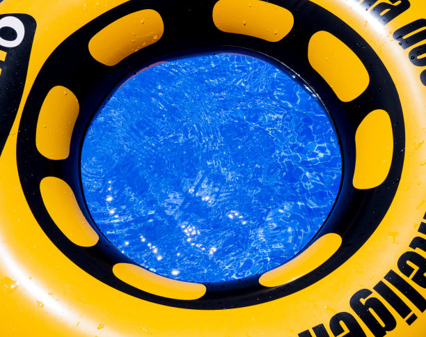 在游泳池中可充气的浮子图片下载