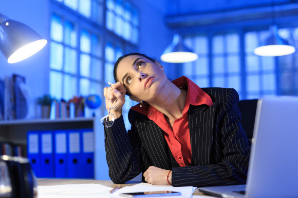 中年女商人坐在工作场所图片下载