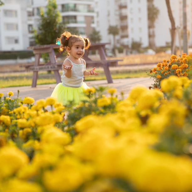 蹒跚学步的小女孩的肖像花园图片下载