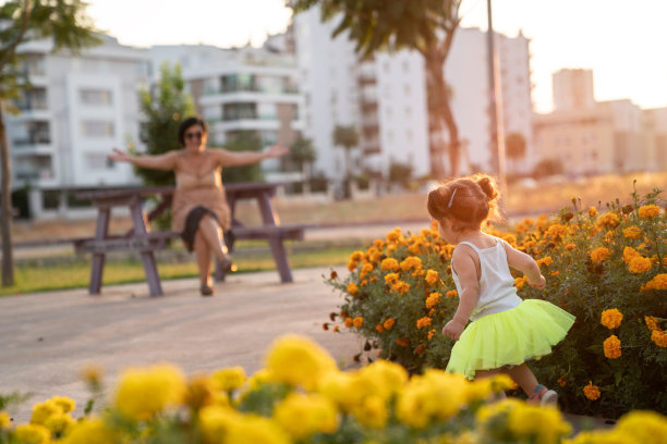 母亲和好玩的婴儿学步的女儿在公共公园图片下载