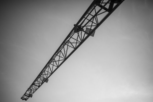 建筑起重机对着天空图片下载