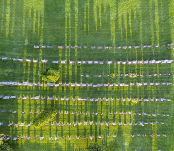 墓地的轮廓;日出时墓碑投下长长的影子。图片下载
