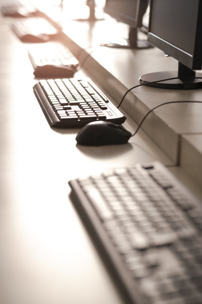 办公室内部的台式电脑和其他设备图片下载