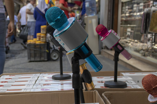 有脚的卡拉ok麦克风。上面有个扩音器。是在商店门口拍的。图片下载