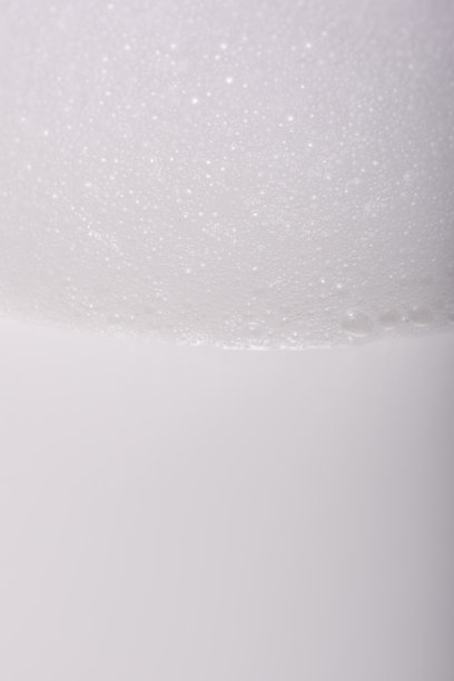 泡沫特写，白色背景图片下载
