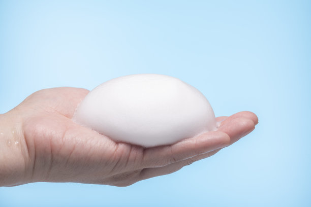 在手上涂上泡沫图片下载