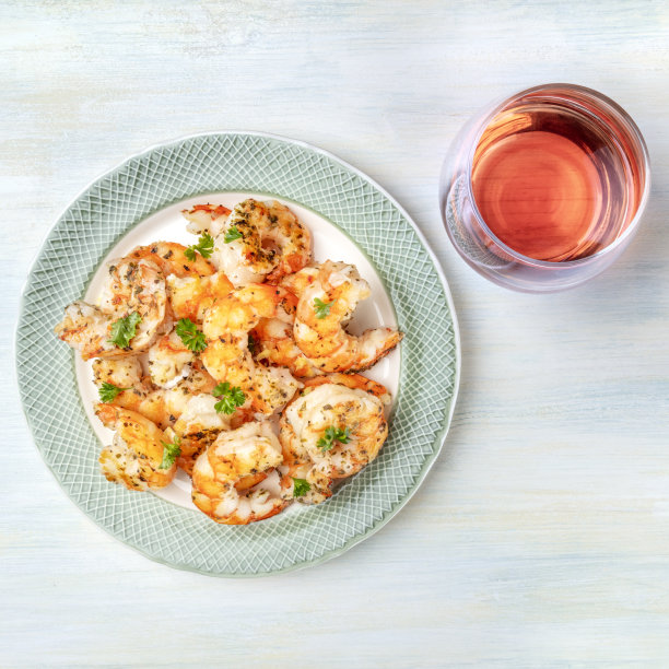 煮熟的虾仁配一杯玫瑰酒，方顶一枪图片下载