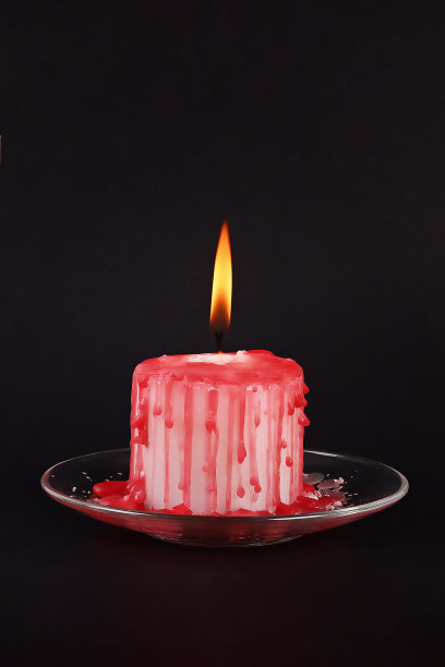 Diy万圣节白色蜡烛覆盖红色蜡像血滴在黑色的背景图片下载